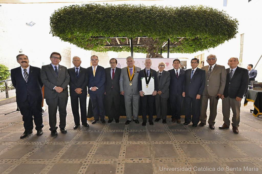 La <a href="/UCSM_oficial/">Universidad Católica de Santa María</a>  incorporó como Profesor Honorario al Dr. Álvaro García Santa Cecilia, Director Académico del Instituto Cervantes, fortaleciendo la alianza para promover la enseñanza del español desde Arequipa hacia el mundo.
#UCSM #InstitutoCervantes #CILE2025