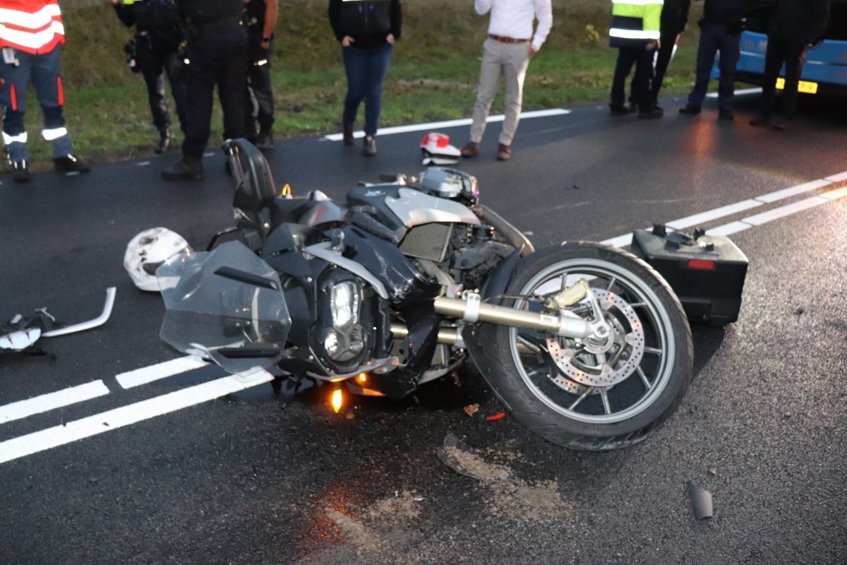 martindamen58's tweet photo. #Motorrijder gewond tijdens het uitvoegen wilde hij rechts de #file voorbij over de #vrijebusbaan en werd aangereden door een bus van https://t.co/nFW78lSaoi en een #personenauto. #N247 Re #Slochterweg #Amsterdam #landelijknoord. #motorfiets + #auto afgesleept door berger. https://t.co/4IUGN7elEY