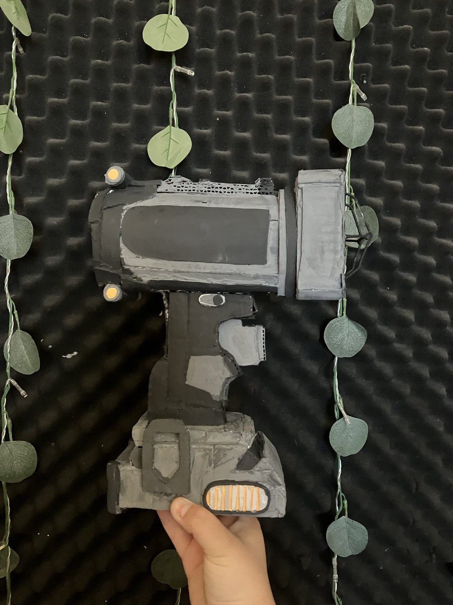 kota_randomz's tweet photo. Happy #lockdowniscoming #lockdownday :33! I wanted to show a project I’ve been working on for almost a month now but it’s essentially for my Expendable cosplay for an anime con this November! #pressure #pressuredoblox #artsandcrafts #artist @UrbanshadeRblx https://t.co/95I9k2ngiB