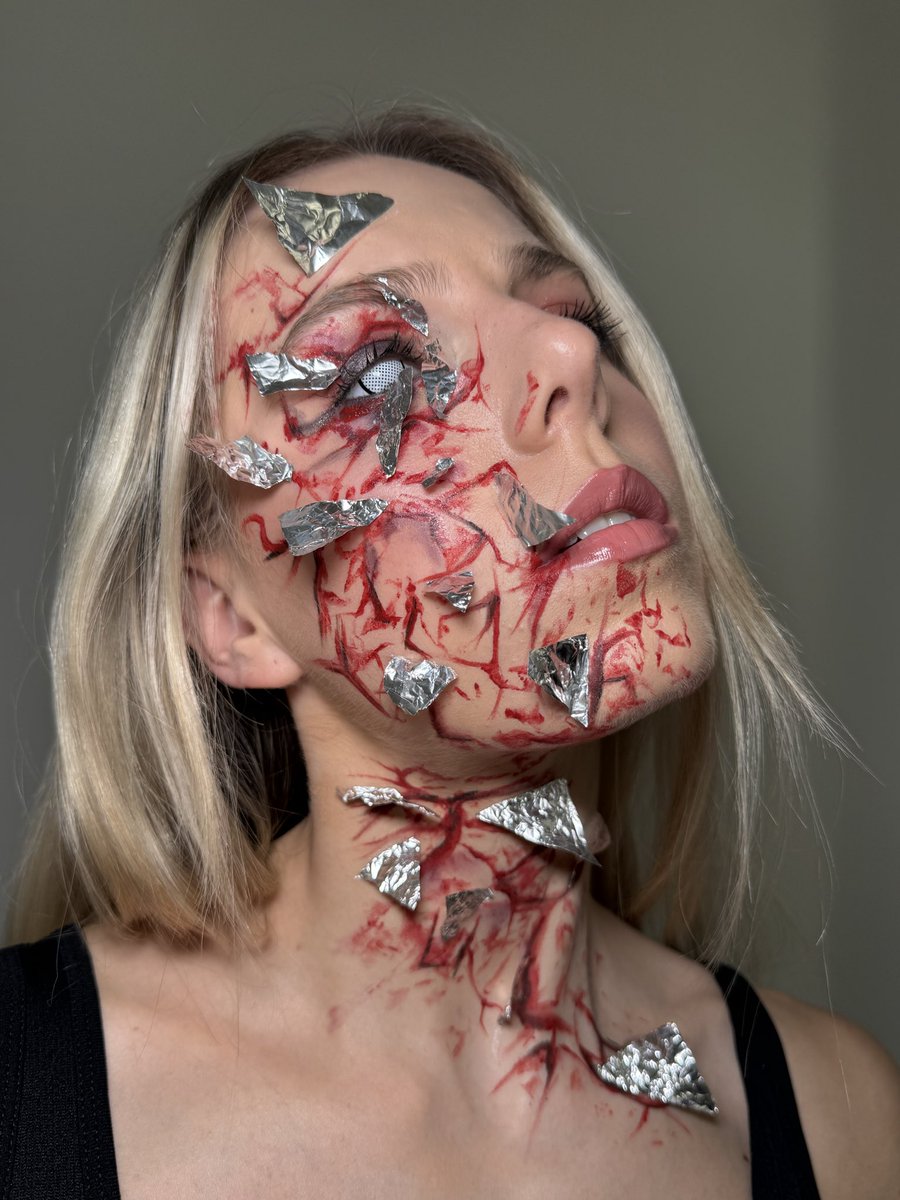 leahcomptonn's tweet image. day 14: Broken Mirror🩸🪞

Products used: 
@lorealparis ‘spill the tea’ Liquid Lipstick 
@NARSCosmetics eyeliner pen 
@elfcosmetics Take Your Pink eyeshadow palette 
@ArdellBeauty seamless lashes and lash glue 
#halloweenmakeup #makeuphack #halloween #brokenglass #sfxmakeup