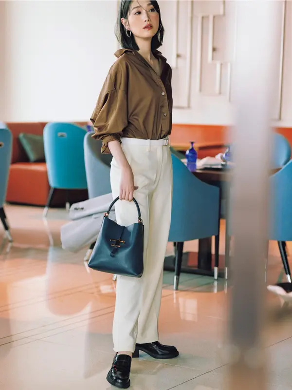 新闻】ベーシックアイテムを「ブラウン」に変えて、秋コーデを