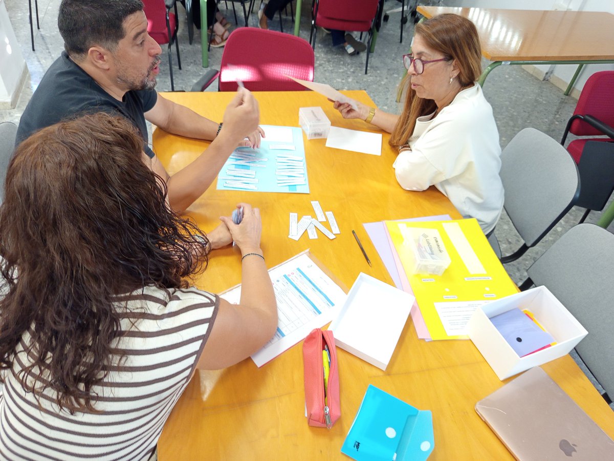 tochemase's tweet photo. Acabando la sesión sobre la atención de las dificultades del alumnado derivadas de la Inteligencia Límite, con Montse López Fernández, en el Aula del Futuro @cepdegranada https://t.co/UkjmFMLWJr