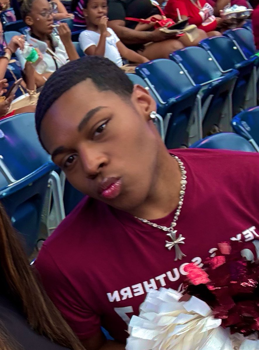 DeshaunJaye's tweet photo. thee cheerleader.. 💋 https://t.co/L1XqjjVnew