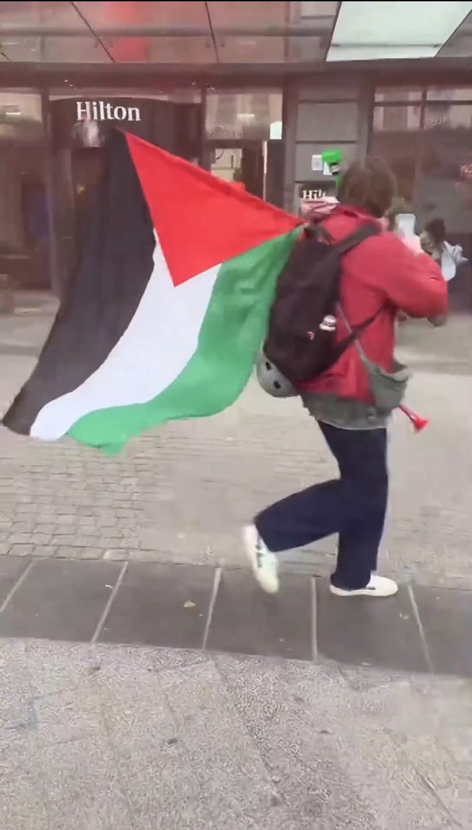 ForbsCarlos's tweet image. &quot;Maar mevrouw, wij willen alleen maar vrede in de wereld.&quot;

Hypocriet kutvolk.