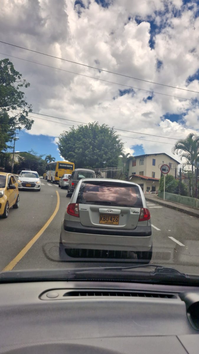 jorgetorres_co's tweet photo. #ModoCritico No estoy en contra del progreso de la ciudad @AlcaldiadeMed @FicoGutierrez con el #MetroDeLa80, pero sí con la IMPROVISACIÓN por parte del @metrodemedellin, llevan más de un año "abriendo y cerrando el hueco" en el tramo Calle 50A para el cableado, hoy nuevamente perjudican a toda la población de las unidades de arriba de Calasanz porque se les "olvido algun cable nuevo". ¿Será que necesitamos a los #Chinos del @MetroBogota?
