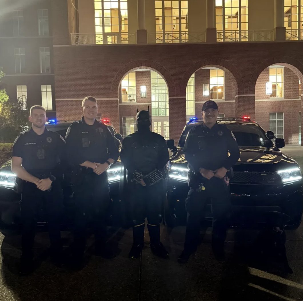 Someone dressed as Batman has been patrolling UK's campus and library at night this semester. 

"UKY Batman" offers to escort people home from parties to keep them safe and shush loud people at the library.

Major upgrade from the foot stabber.

on3.com/teams/kentucky…