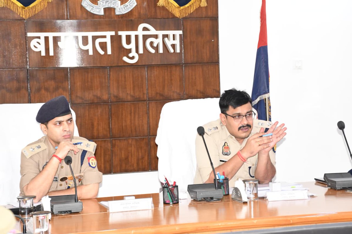 baghpatpolice's tweet photo. #baghpatpolice 
SP बागपत द्वारा पुलिस लाइन सभागार में समस्त CO, SHO तथा अ��्य अधिकारियों के साथ गोष्ठी आयोजित की गयी। गोष्ठी में अपराध नियंत्रण एवं कानून-व्यवस्था तथा आगामी त्यौहारों की तैयारियों के सम्बन्ध में आवश्यक दिशा-निर्देश दिये। गोष्ठी में Addl.SP भी म��जूद रहे।
@Uppolice https://t.co/NfXuiryGjM