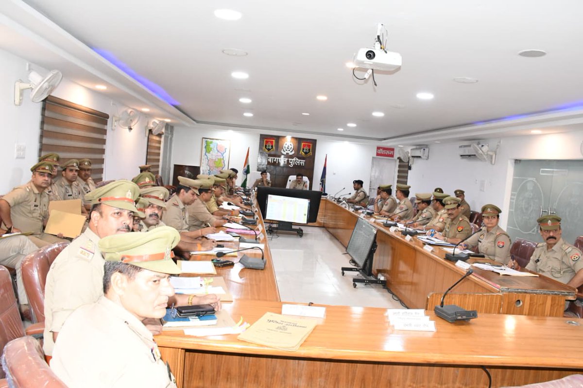 baghpatpolice's tweet photo. #baghpatpolice 
SP बागपत द्वारा पुलिस लाइन सभागार में समस्त CO, SHO तथा अ��्य अधिकारियों के साथ गोष्ठी आयोजित की गयी। गोष्ठी में अपराध नियंत्रण एवं कानून-व्यवस्था तथा आगामी त्यौहारों की तैयारियों के सम्बन्ध में आवश्यक दिशा-निर्देश दिये। गोष्ठी में Addl.SP भी म��जूद रहे।
@Uppolice https://t.co/NfXuiryGjM