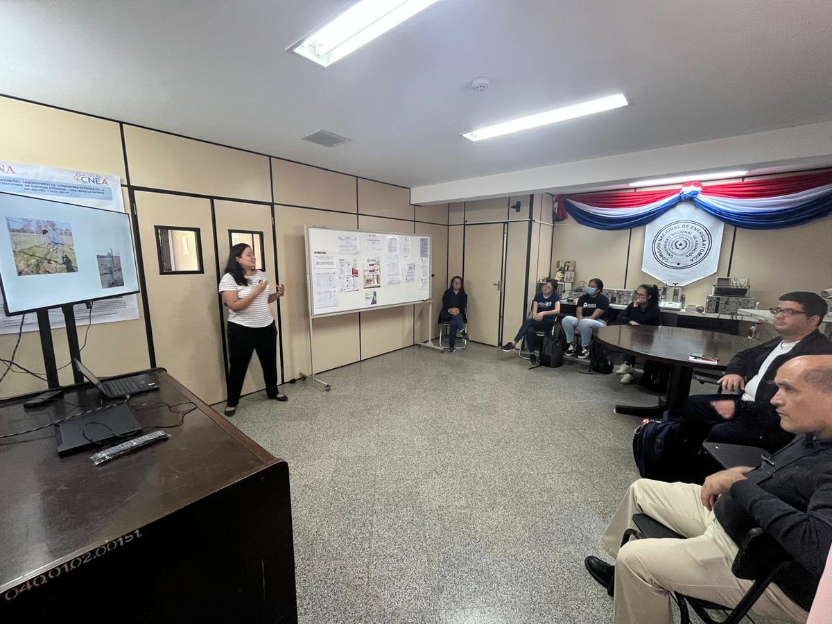 cnea_py's tweet image. 🔬 En el marco de sus 60 años la CNEA recibió a estudiantes de Ingeniería en Ciencias de los Materiales de la @FPUNA en una visita técnica
Recorrieron los laboratorios de Dosimetría, Hidrología Isotópica y Fluorescencia de Rayos X n9.cl/n9-smgysz0
#CNEA60Años #CNEAAbierta
