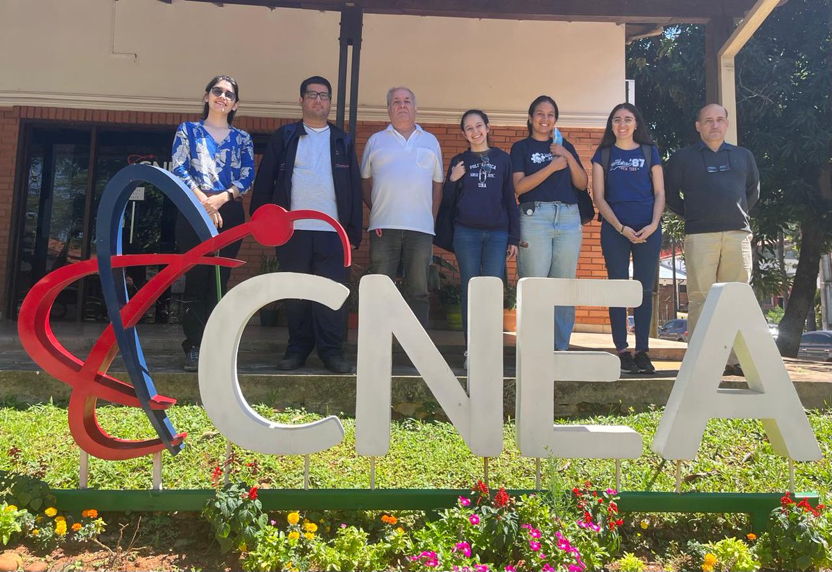 cnea_py's tweet image. 🔬 En el marco de sus 60 años la CNEA recibió a estudiantes de Ingeniería en Ciencias de los Materiales de la @FPUNA en una visita técnica
Recorrieron los laboratorios de Dosimetría, Hidrología Isotópica y Fluorescencia de Rayos X n9.cl/n9-smgysz0
#CNEA60Años #CNEAAbierta