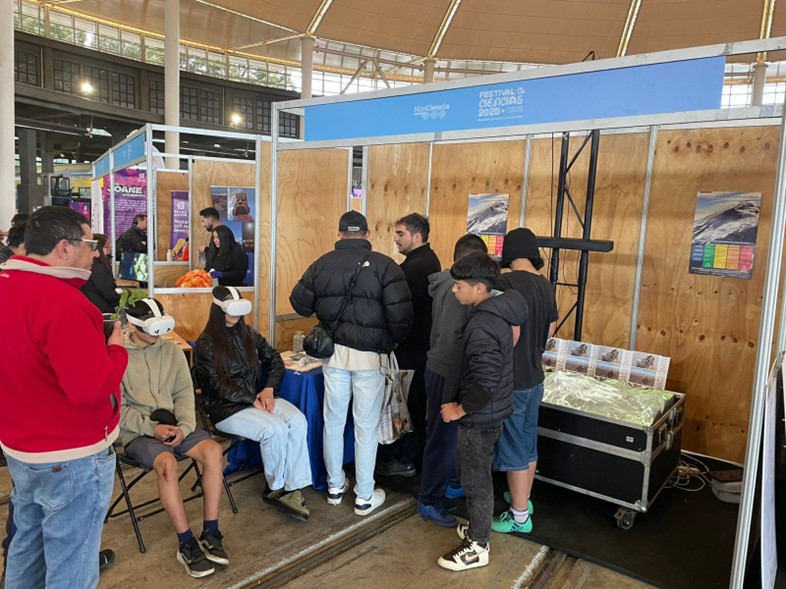 sernageomincl's tweet photo. 🌋 Nuestro observatorio #OVDAS participó en el #FestivalCiencias2025 en Temuco con un stand interactivo: realidad virtual, videomapping y muestras de rocas volcánicas para explicar cómo se monitorean los volcanes activos de Chile 🕶️🪨Más info. ➡️https://t.co/pNOs3WeTWA https://t.co/IGVREH0s4w
