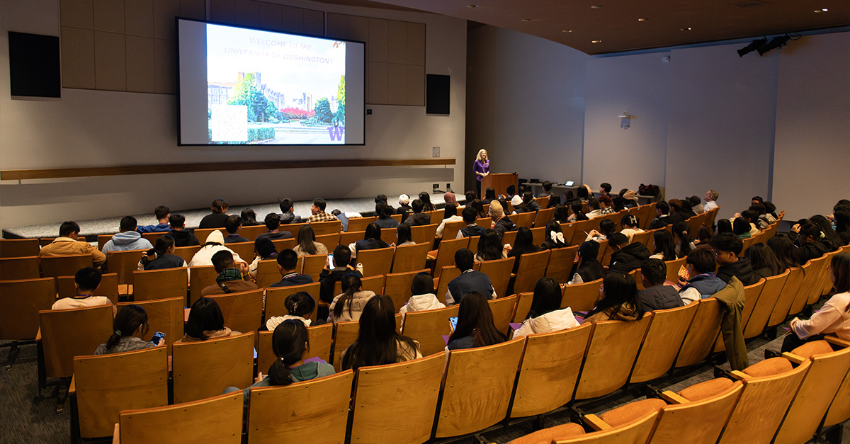This week, our International &amp; English Language Programs unit welcomed 105 Thai high school students to the <a href="/UW/">University of Washington</a> for a 5-week #digitalskills program. These students were selected by <a href="/depathailand/">depa Thailand</a> and the One District One Scholarship (ODOS) programs. ms.spr.ly/6010s46Qy.
