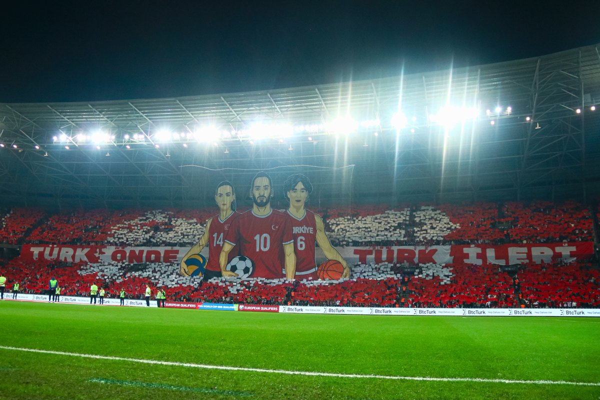 🇹🇷 Türkiye-Gürcistan karşılaşması koreografisi.

Türk önde, Türk ileri!