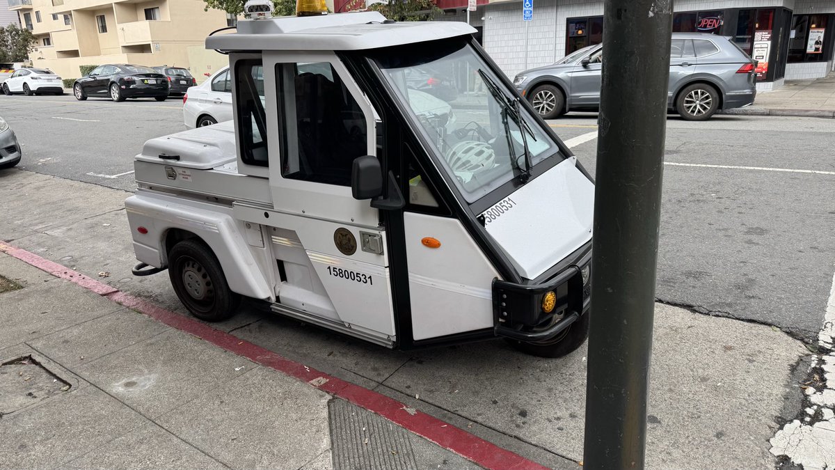 bearyw's tweet photo. @SFMTA_Muni I guess the new daylighting law is to reserve parking for City vehicles when they are shopping https://t.co/Zd29wkimM0
