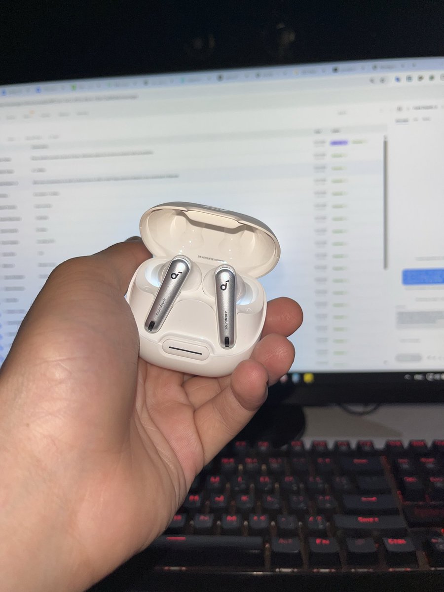 القيمة مقابل سعر اللي بجد 
ال active noise cancellation فيها حوار وال مايك بتاعها جامد فشخ بعرف اعمل كولز حتى وانا ف القطر وببقى مسموع عادي