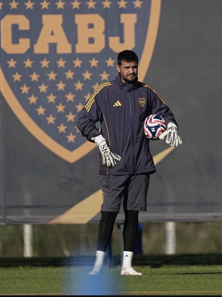 Chiquito Romero jugará en Argentinos Juniors. Informa <a href="/CLMerlo/">César Luis Merlo</a> que HAY ACUERDO entre Boca y el arquero.

✍🏻 Firma contrato con el bicho hasta diciembre de este año y mañana se presentará a entrenarse en La Paternal.

*️⃣ Llega en condición de jugador LIBRE.