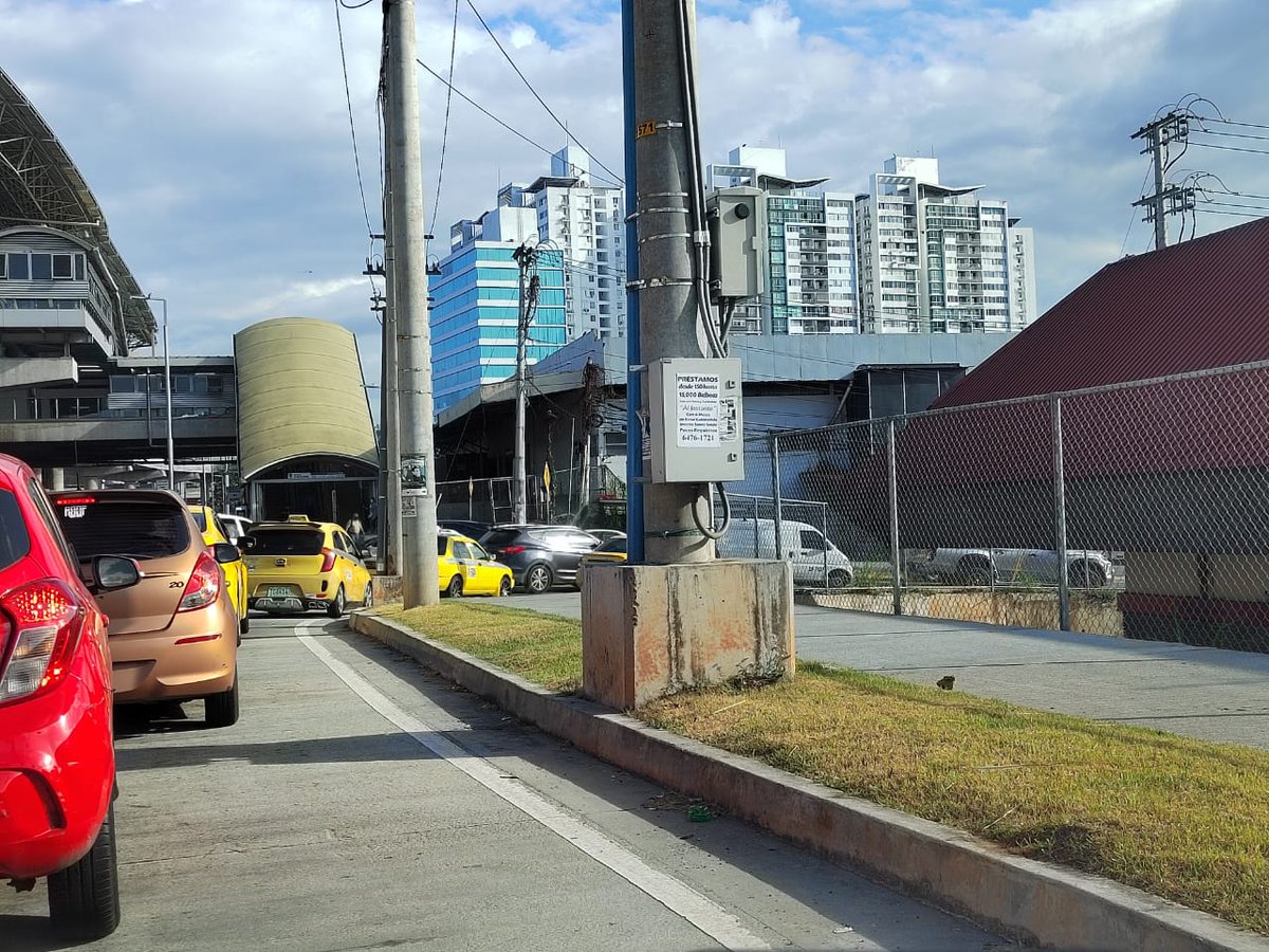 Denise_Lara's tweet photo. La respuesta mi querido @tavoj2828 es NUNCA.
A solo metros hay una subestación de la @policiadepanama y el Centro de Monitoreo Urbano C2 @jcpueblonuevo. No ha habido voluntad para coordinar con la DNOT o la @ATTTPanama. 
Eso de los taxistas  ES UN ABUSO. https://t.co/TkywnjBKPj