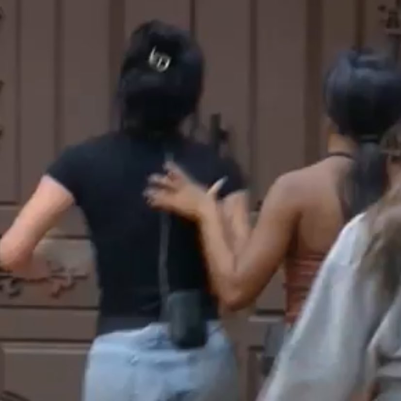 essa fazenda tá parecendo survivor onde vale tudo pra se salvar e todos os participantes sao inimigos e amigos ao mesmo tempo a depender da situação