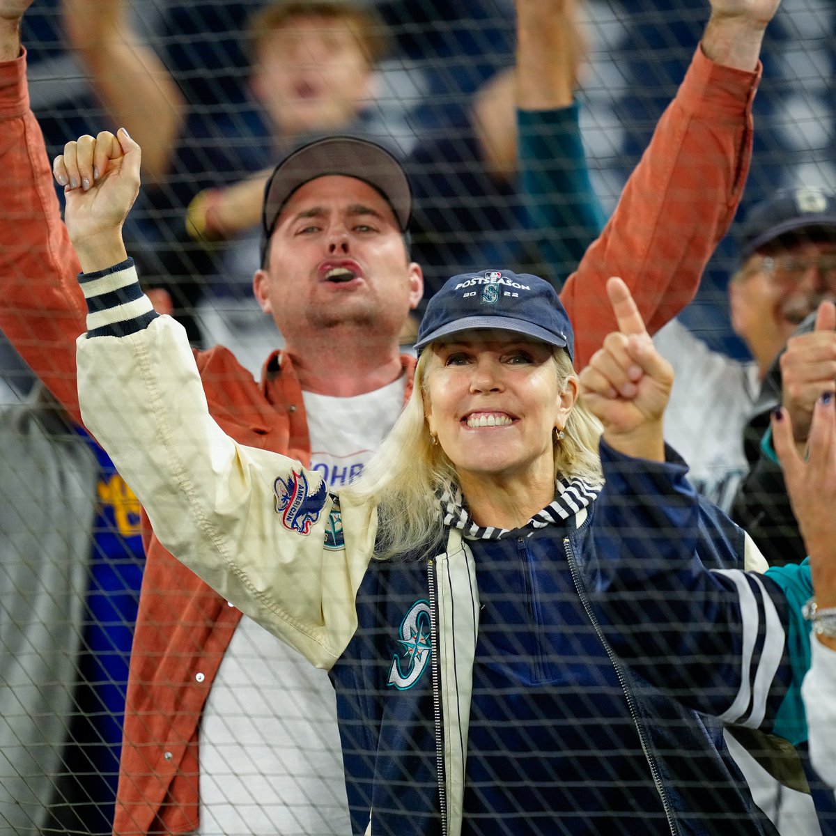 Mariners's tweet photo. Energy traveled well ⚡️

Time to bring it back home. #SeizeTheMoment https://t.co/0q3cT5YHKw