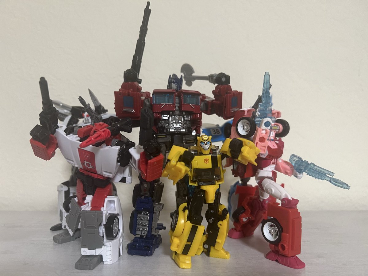 BionicNiko's tweet photo. @TFHateGal lol I own a few
As-08
KO Bruticus 
SS bumblebee prime and nemesis 
And undersized CW devastator 
These are some older photos but I did end up buying the symbol stickers. But like for the price I paid they’re pretty good and MORE affordable than what hasbro been doing. https://t.co/peQReD9nyY