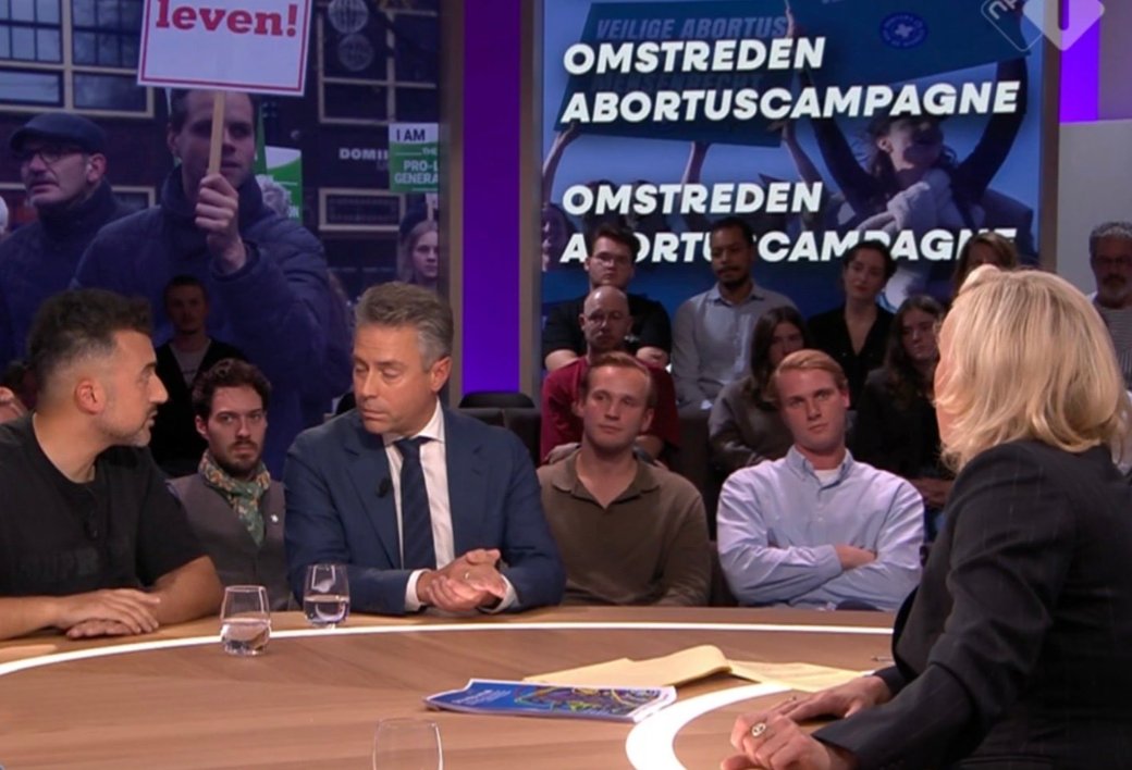 Wat Chris Stoffer overkomt, gebeurde eerder bij Caroline, Henk Vermeer, Mona Keijzer, Eerdmans, Lidewij de Vos 

De schofterige wijze waarop rechtse politici worden behandeld lijkt steeds meer op een gecoördineerde aanval door radicaliserende media.. #eva #PauwendeWit #buitenhof