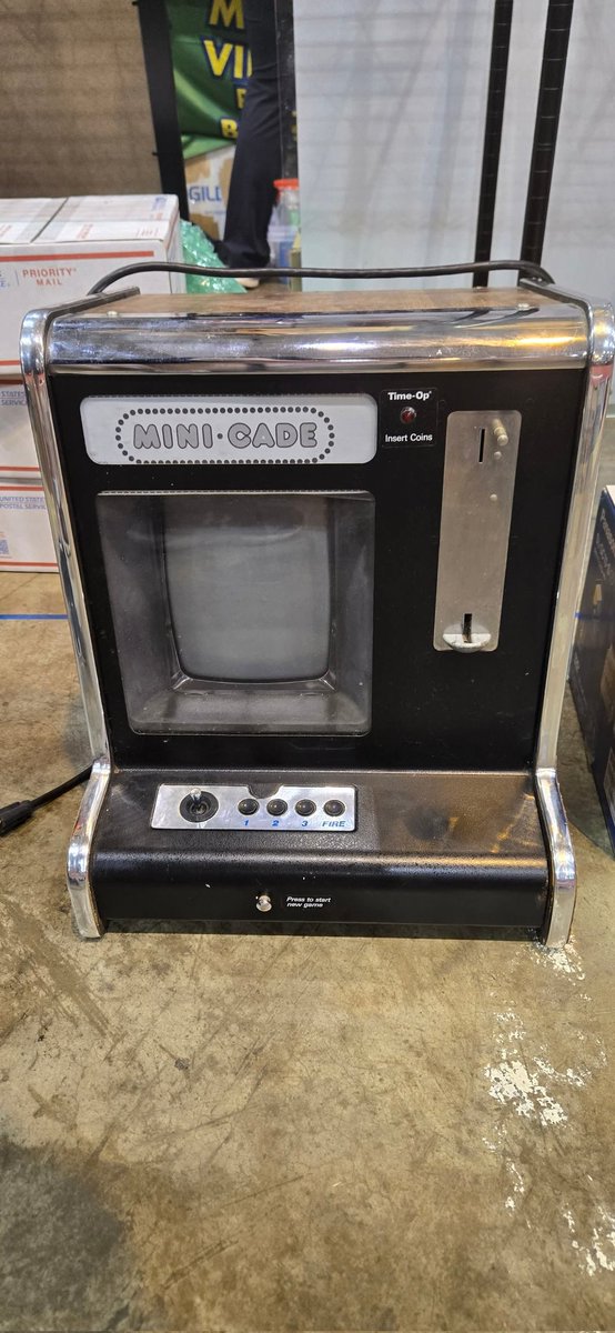 ¿Alguna vez habías visto este #arcade? Nosotros tampoco.  Una #Vectrex en formato arcade. La invención no tiene límites. Maravilloso 🤩🤩.  Una rareza que por desgracia no tenemos 😅.  ¿Has tenido alguna vez una rareza de los vídeojuegos en tus manos? Cuenta, cuenta...