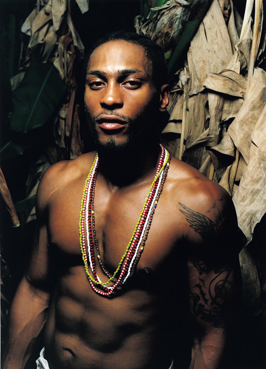 [Thread D'Angelo ] 

Bonsoir à tous, voici un petit thread rapide sur l'extraordinaire carrière de D'Angelo, un artiste pas comme les autres à qui nous souhaitions rendre hommage ce soir (🕊️)