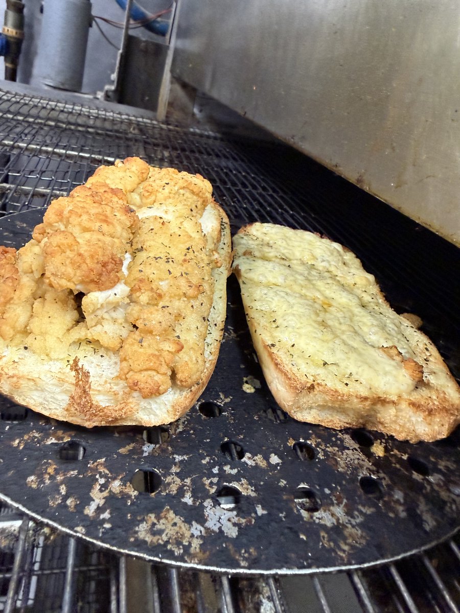 JeffsPizza_Ames's tweet image. Things we do when we’re hungry for Chicken Tenders…but are also feeling a delicious sandwich…

We get creative and make a bomb spicy chicken sandwich for ourselves!

#EmployeeFood #FoodExperiments