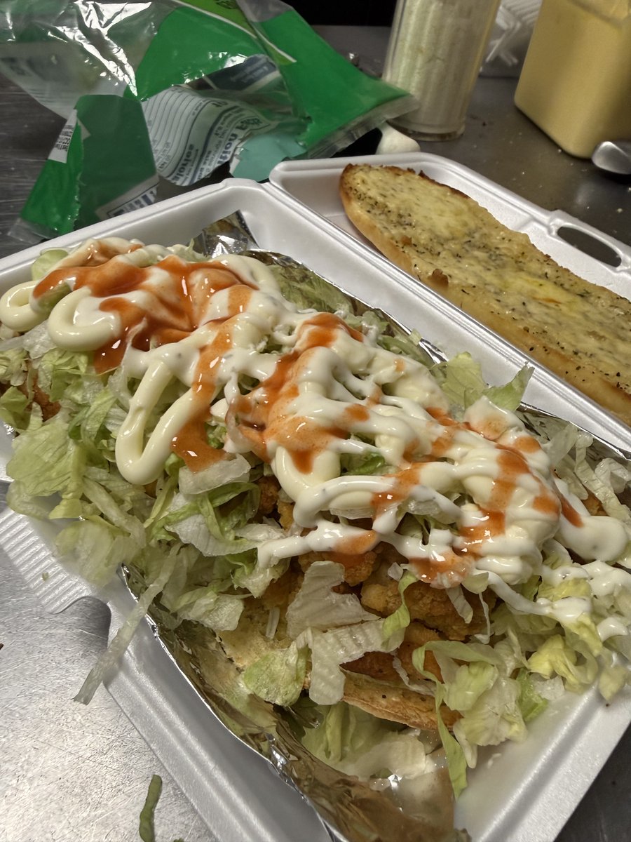 JeffsPizza_Ames's tweet image. Things we do when we’re hungry for Chicken Tenders…but are also feeling a delicious sandwich…

We get creative and make a bomb spicy chicken sandwich for ourselves!

#EmployeeFood #FoodExperiments