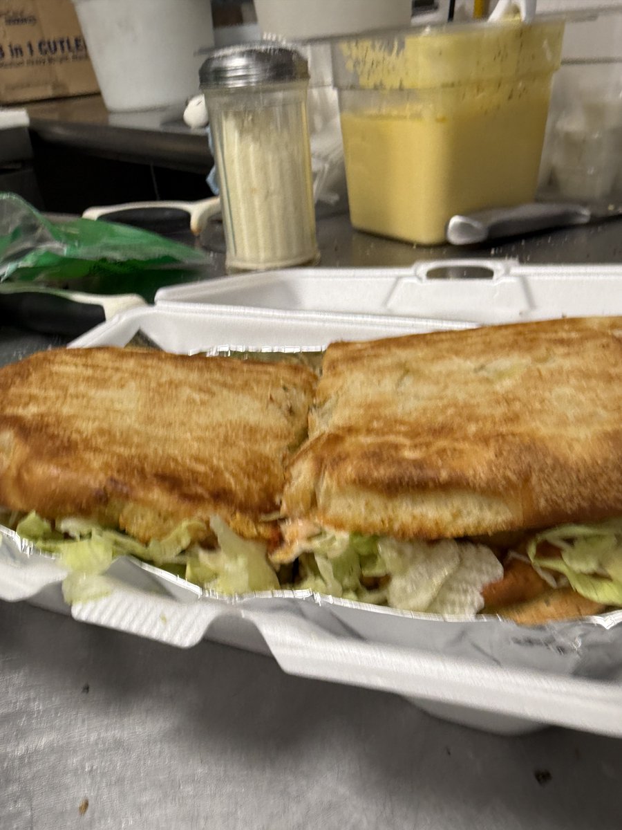 JeffsPizza_Ames's tweet image. Things we do when we’re hungry for Chicken Tenders…but are also feeling a delicious sandwich…

We get creative and make a bomb spicy chicken sandwich for ourselves!

#EmployeeFood #FoodExperiments