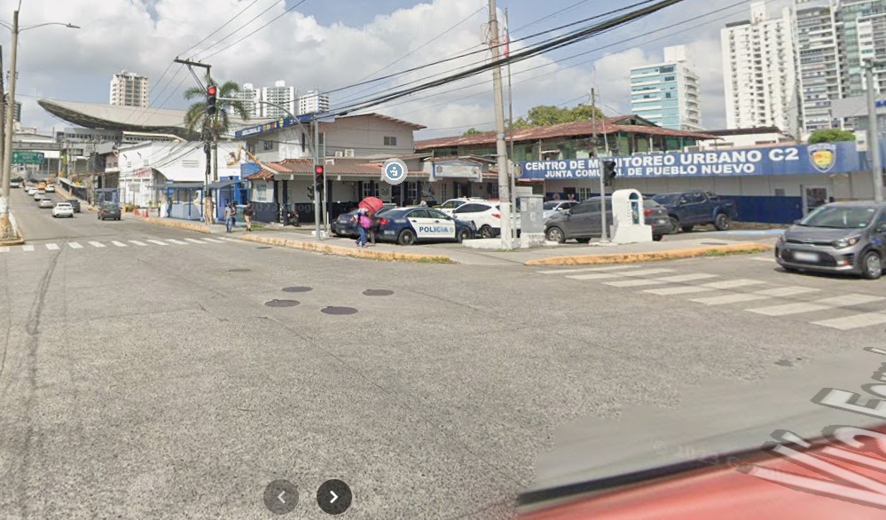 Denise_Lara's tweet photo. La respuesta mi querido @tavoj2828 es NUNCA.
A solo metros hay una subestación de la @policiadepanama y el Centro de Monitoreo Urbano C2 @jcpueblonuevo. No ha habido voluntad para coordinar con la DNOT o la @ATTTPanama. 
Eso de los taxistas  ES UN ABUSO. https://t.co/TkywnjBKPj