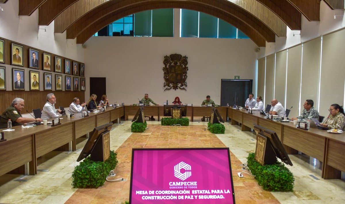 MarcelaMunozMx's tweet photo. Un día más de trabajo coordinado en la Mesa para la Construcción de la Paz y la Seguridad, junto a nuestra gobernadora @LaydaSansores.
La seguridad se construye todos los días, con compromiso, unidad y resultados para Campeche. 👮🏼🚨 https://t.co/JfWLBzqoOP
