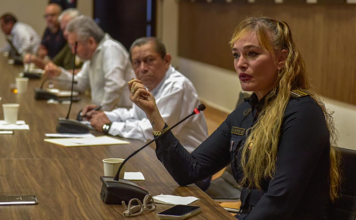 MarcelaMunozMx's tweet photo. Un día más de trabajo coordinado en la Mesa para la Construcción de la Paz y la Seguridad, junto a nuestra gobernadora @LaydaSansores.
La seguridad se construye todos los días, con compromiso, unidad y resultados para Campeche. 👮🏼🚨 https://t.co/JfWLBzqoOP