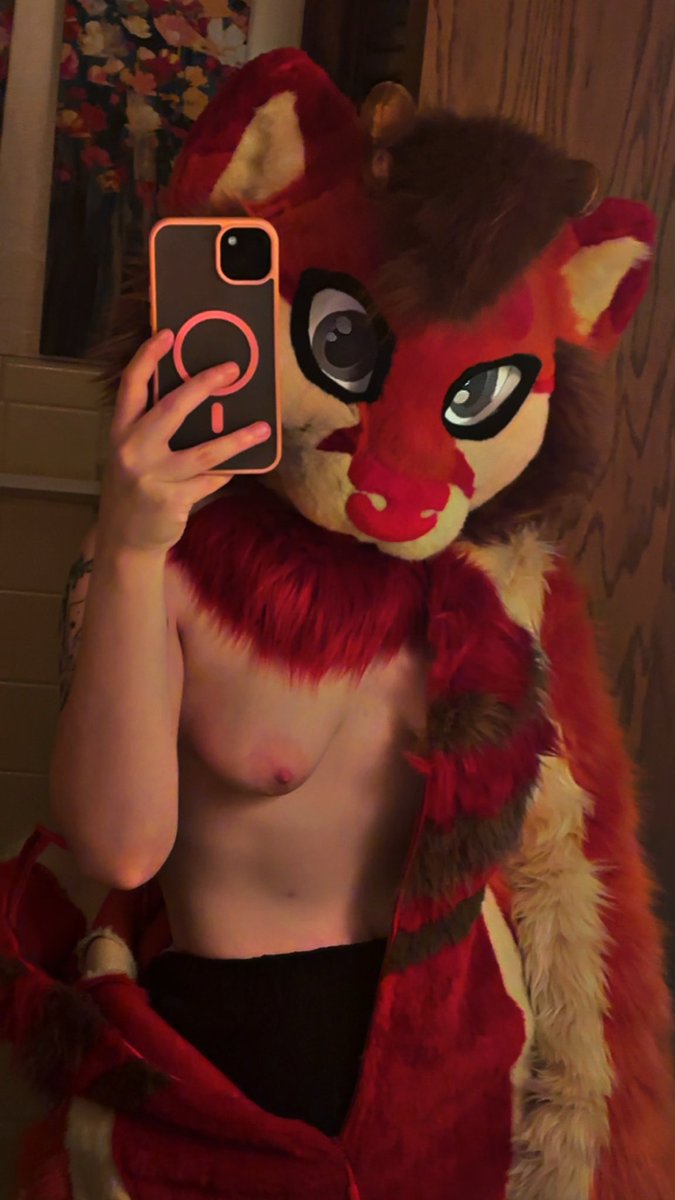 fullsuiting is becoming easier since the weather is cooling down, anyways hey;)

#furry #furrygirl #furrygirls #fursuithead #AD #suggestive #yiff #fursuiting