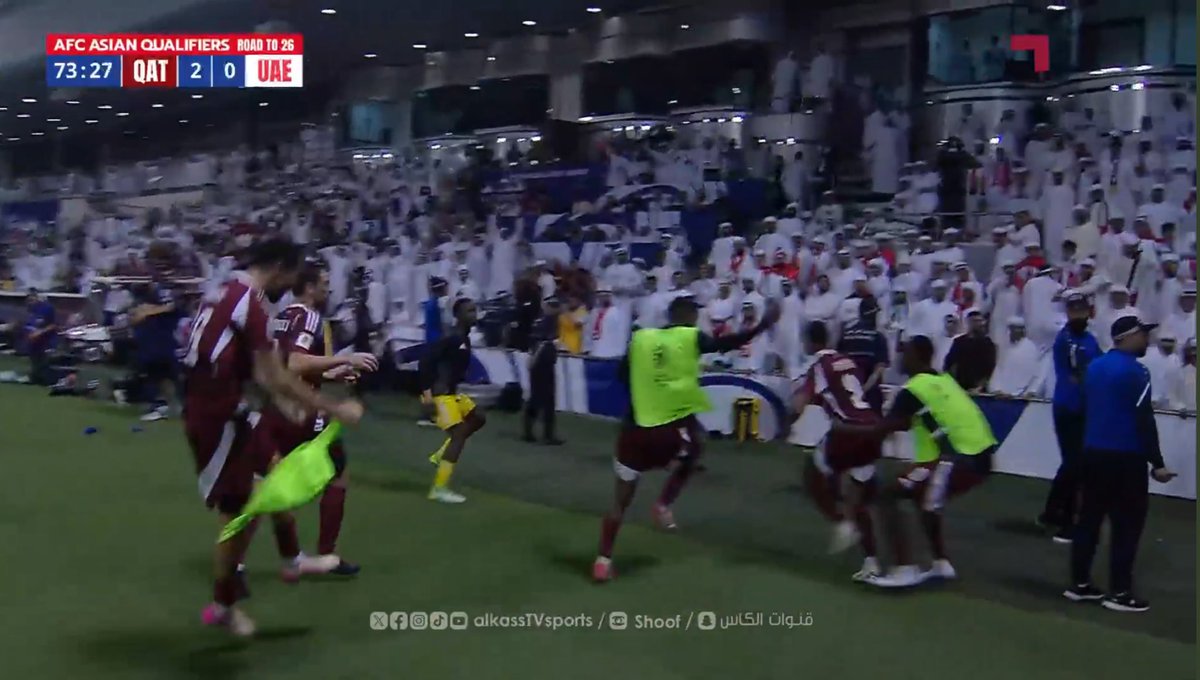 UAEkick's tweet photo. تركوا الملعب وجمهور قطر بأكمله وذهبوا ليحتفلوا بطريقة مستفزة امام جمهور الامارات 👎🏼 https://t.co/Ia8UF96uvp