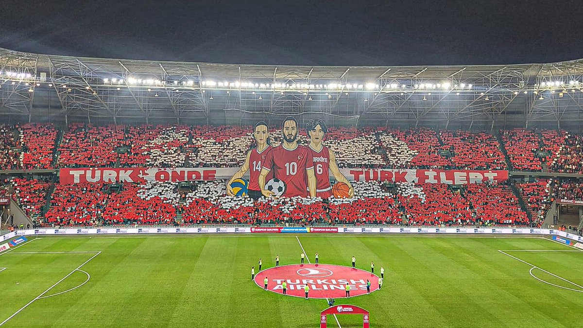 kultiginmedya's tweet photo. 🇹🇷 Türkiye - Gürcistan maçında yapılan koreografi:

"Türk önde, Türk ileri!" https://t.co/npG9lXX02o