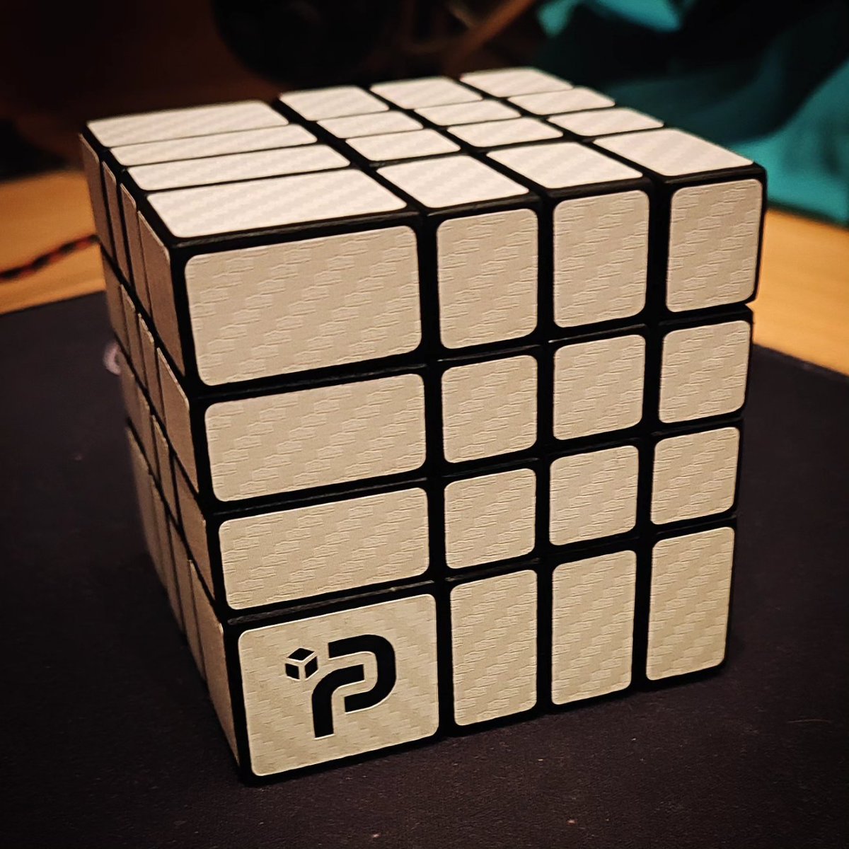 Prueba de agudeza visual... Pues los dos son el mismo cubo tras haber pasado por las manos del maestro #r_primer... Como convertir un cacharro de 2 euros en un 4x4 mirror que es muy especial por MUUUUCHOS MOTIVOS 🥰🥰🥰🥰🥰 #rubiks #cubos #cubes #twistypuzzles #emojirubiknow