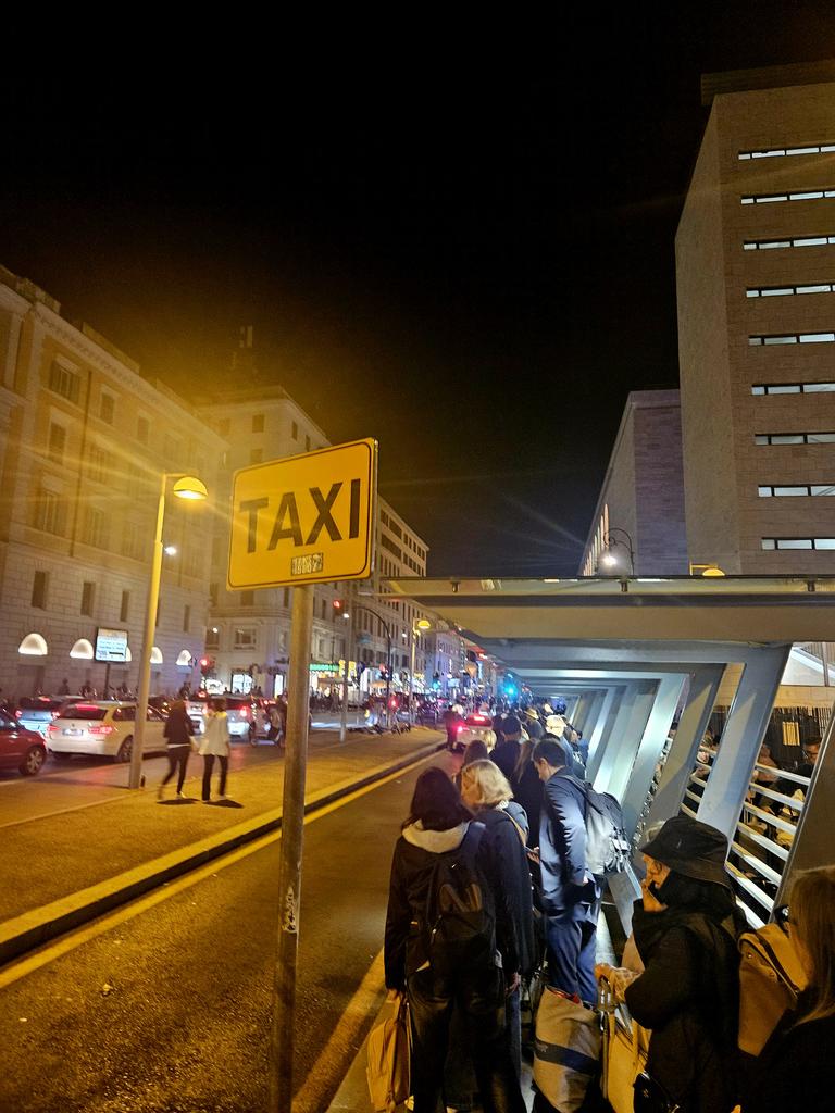 Una normale serata a Roma Termini, dove la coda di cittadini e turisti per trovare un #taxi è assurda.
Eppure l'interesse da difendere sarebbe quello di milioni di cittadini e non quello di poche migliaia di tassisti.
Per questo ci vuole una riforma del settore #taxi e #NCC!
