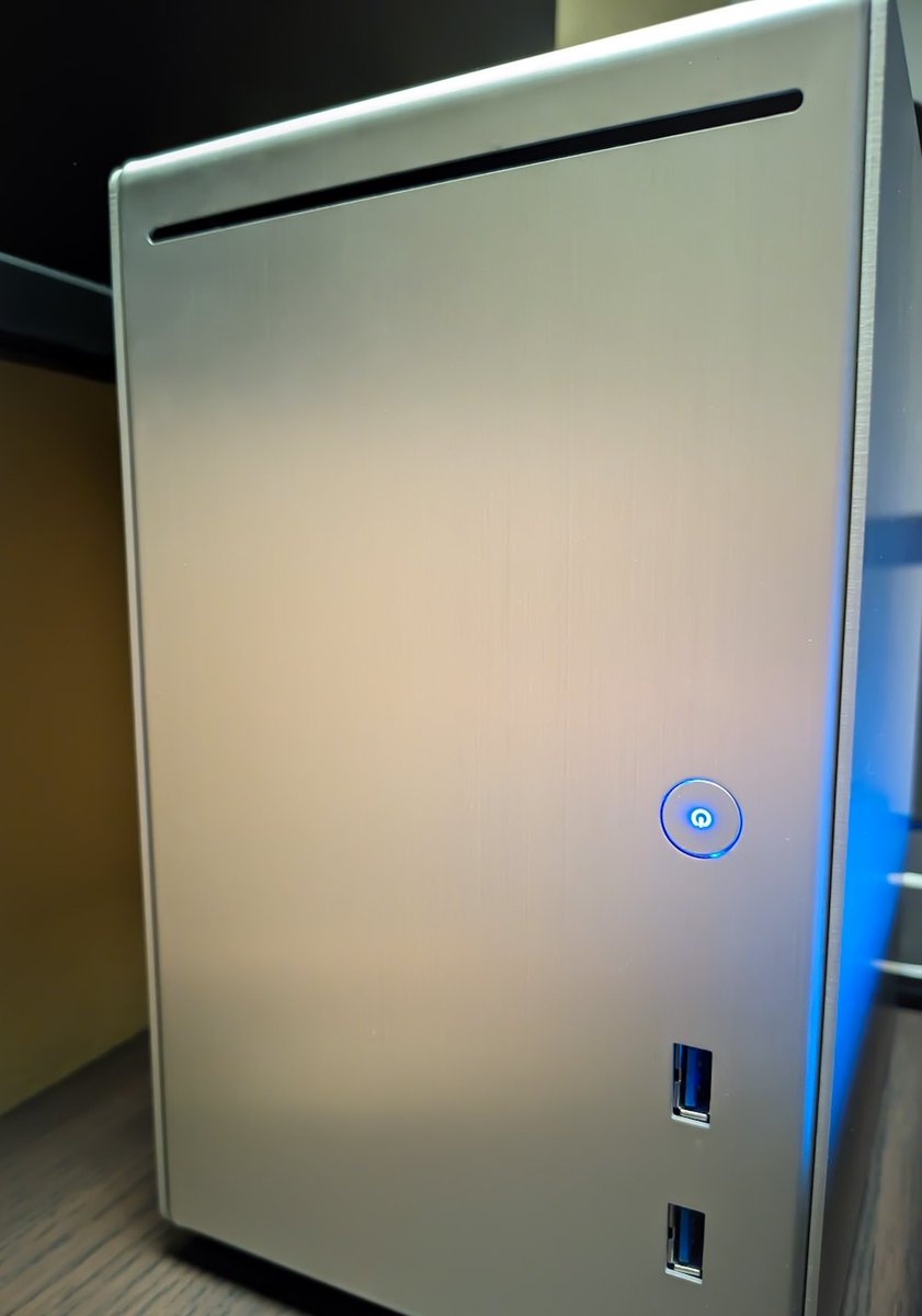 Do you know that feeling when you dust off a 11 year old PC and kick some life into it, and then think damn... This was a nice pc a decade ago! 
And still is 🤔 I wonder if it's worth anything..... 💱

So preparing it to be sold, let's find out

#pc #pcbuilder #gamingpc #lianli