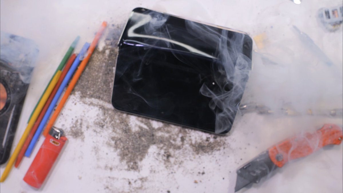 sondesix's tweet image. Google Pixel 10 Pro Fold is the first phone that exploded during JerryRigEverything&apos;s durability test. 💀

On top of that, it didn&apos;t survive the bend test either.