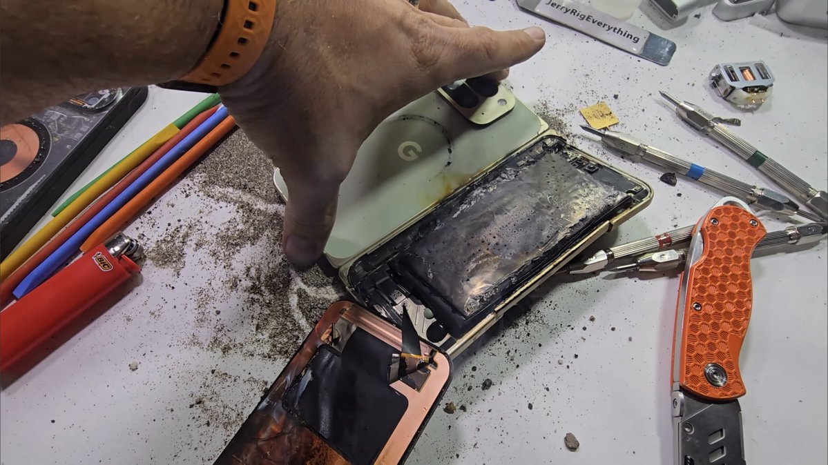 sondesix's tweet image. Google Pixel 10 Pro Fold is the first phone that exploded during JerryRigEverything&apos;s durability test. 💀

On top of that, it didn&apos;t survive the bend test either.