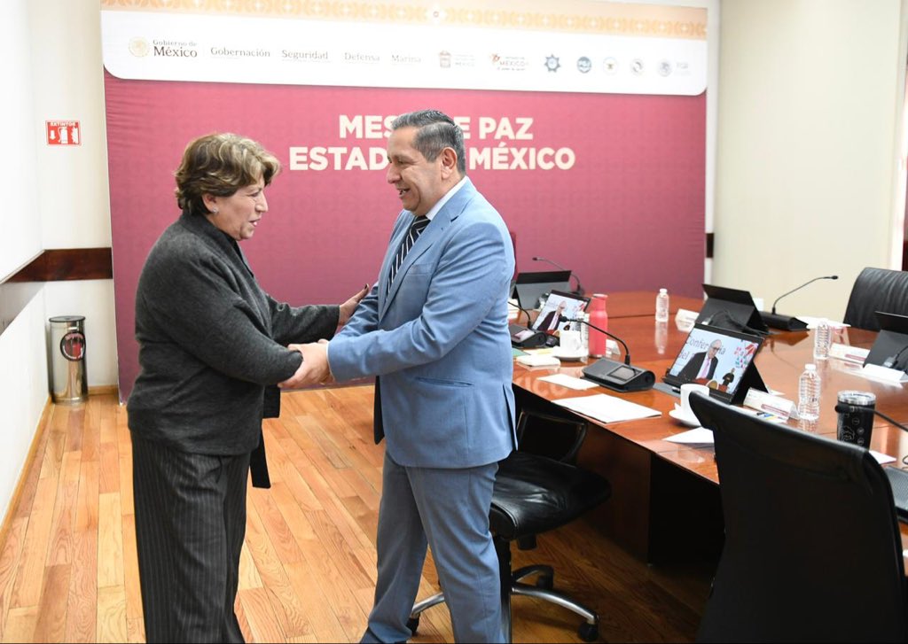 mgdohector's tweet photo. Esta mañana participé en la Mesa de Paz encabezada por la Gobernadora @delfinagomeza, un espacio de coordinación que fortalece el trabajo conjunto entre instituciones.

Además de los temas de seguridad, dialogamos sobre prevención, protección civil y justicia cercana, ámbitos en los que el @PJEdomex mantiene un compromiso activo para llegar a cada rincón del Estado de México.

Solo con unidad y colaboración podremos seguir construyendo una justicia más humana, transparente y confiable para todas y todos. ⚖️🤝
#JusticiaCercana #PJEMcercano