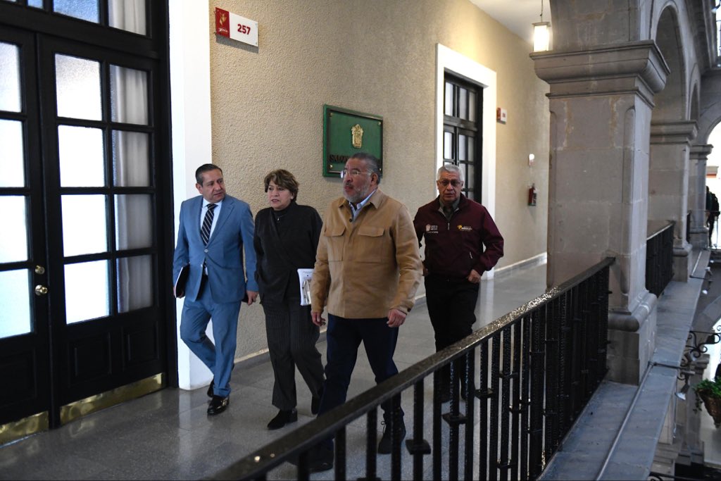 mgdohector's tweet photo. Esta mañana participé en la Mesa de Paz encabezada por la Gobernadora @delfinagomeza, un espacio de coordinación que fortalece el trabajo conjunto entre instituciones.

Además de los temas de seguridad, dialogamos sobre prevención, protección civil y justicia cercana, ámbitos en los que el @PJEdomex mantiene un compromiso activo para llegar a cada rincón del Estado de México.

Solo con unidad y colaboración podremos seguir construyendo una justicia más humana, transparente y confiable para todas y todos. ⚖️🤝
#JusticiaCercana #PJEMcercano