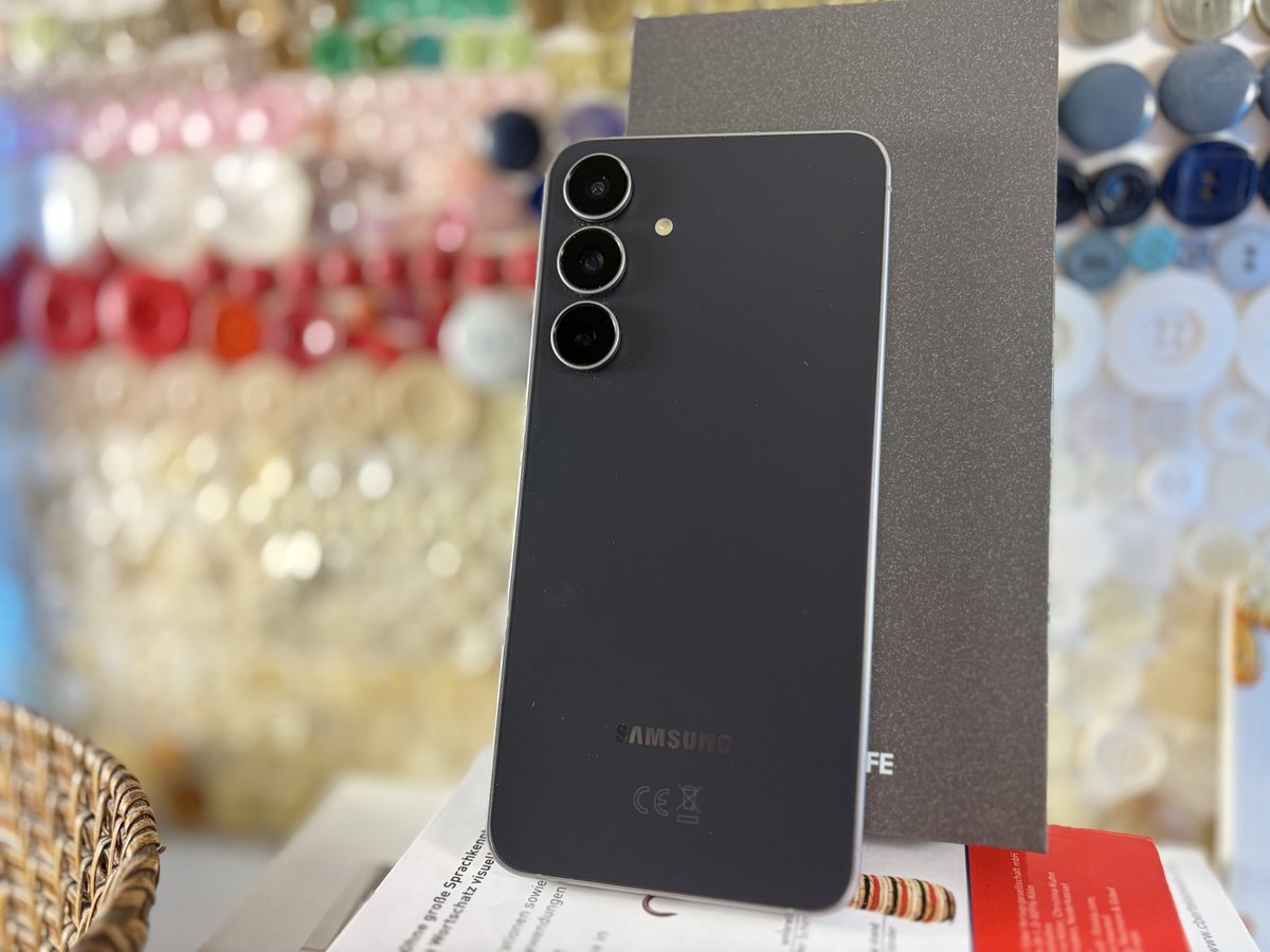 notebookcheck's tweet image. Das preiswerteste Galaxy S25 spart teilweise auch an der falschen Stelle - Test Samsung Galaxy S25 FE Smartphone dlvr.it/TNgcdL #SamsungGalaxyS25 #Samsung #SmartphoneTest #GalaxyS25FE #TechnikNews