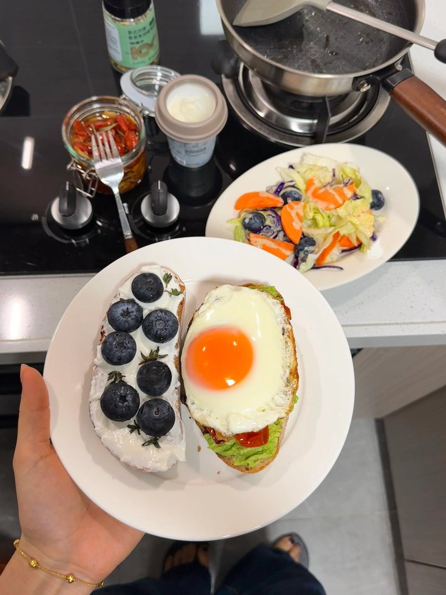 xonxwswf's tweet image. シンプルな朝食、シンプルな生活。少ない食材で一日を元気にスタート！🥗🍞
#シンプルライフ #健康的な食事
