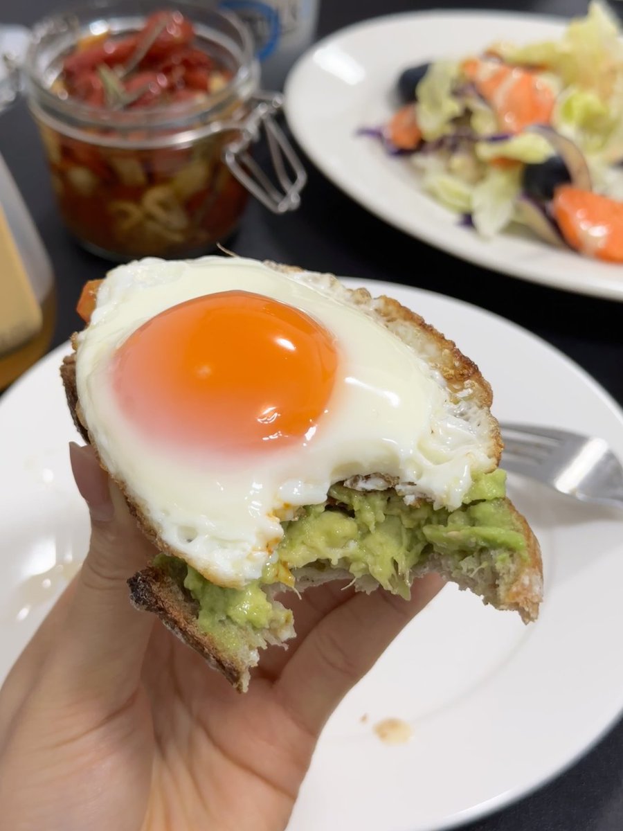xonxwswf's tweet image. シンプルな朝食、シンプルな生活。少ない食材で一日を元気にスタート！🥗🍞
#シンプルライフ #健康的な食事