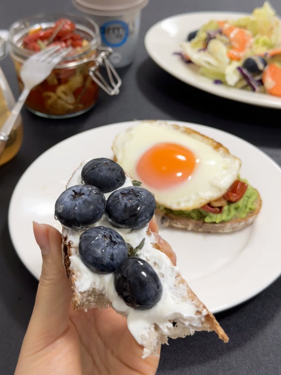 xonxwswf's tweet image. シンプルな朝食、シンプルな生活。少ない食材で一日を元気にスタート！🥗🍞
#シンプルライフ #健康的な食事