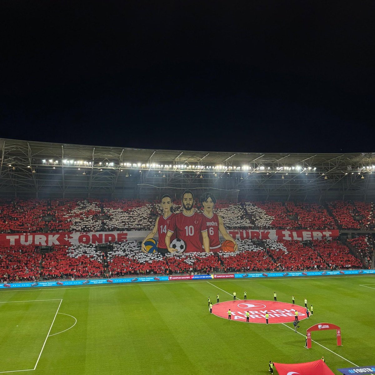 Kocaeli’de Türkiye Gürcistan maçı öncesi harika bir kareografi Türk Önde Türk İleri! 🇹🇷