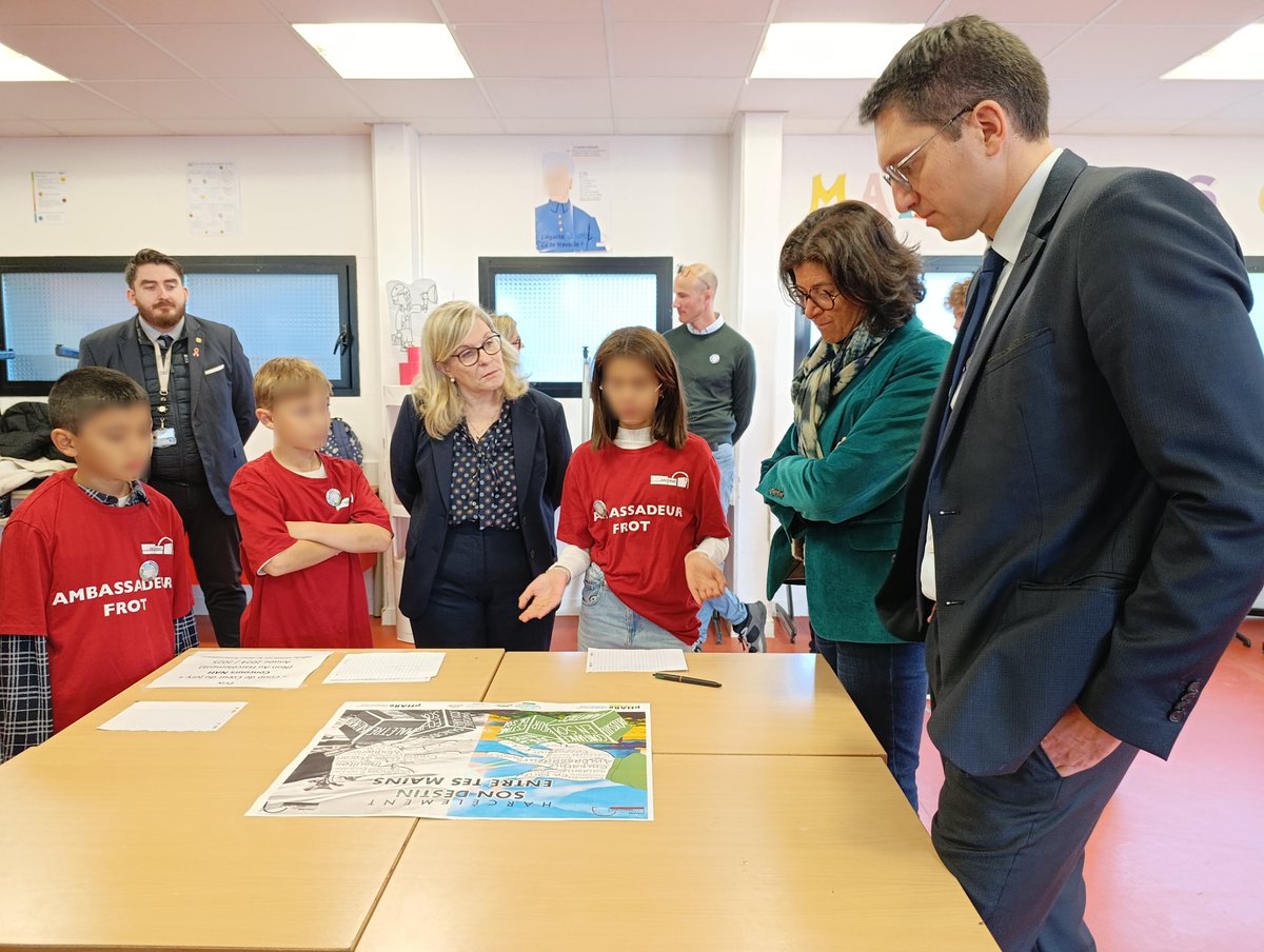 Hommage au collège Parc Frot de Meaux, en mémoire de Samuel Paty et Dominique Bernard, en présence d'Aline Vo Quang, DASEN, Julien Kerdoncuf, Sous-préfet de Meaux, et Sarah Lacroix, Vice-présidente du CD77. 
Rencontre avec les délégués du collège et les ambassadeurs pHARe.