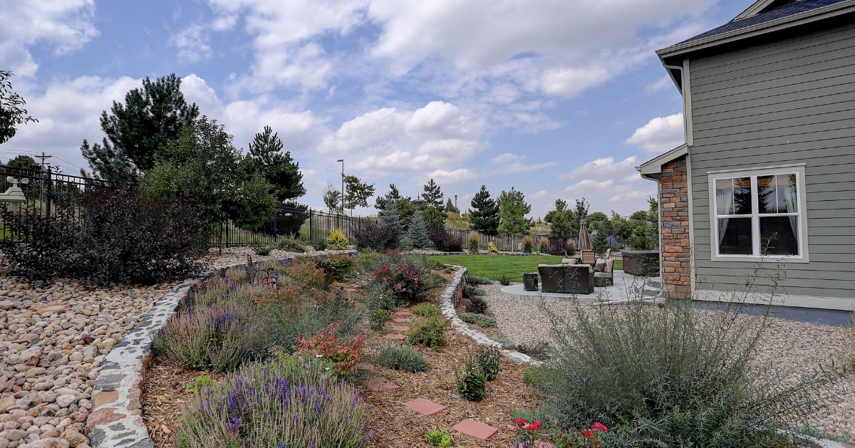 firesafemarin's tweet image. Embers are the #1 cause of home ignitions. Zone 0 - the first 5 feet - is your home’s defense.

🌿 Keep it clear of leaves &amp;amp; debris
🧱 Use gravel, not mulch
🚪 Install  ember-resistant vents

Learn more 👉 bit.ly/Zone-Zero-Arti…

#ZoneZero #DefensibleSpace  #MarinCounty